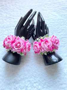 Fleur artificielle rose Gajra pour femmes et mariées, idéale pour les mariages pakistanais, indiens, Bollywood, les fêtes Mehndi et les bracelets de mode. - Product Image 4