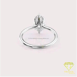 Anillo de compromiso de moissanita con corte marquesa en oro amarillo con banda pavé, anillo de promesa nupcial clásico solitario - Product Image 2