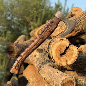 Hache artisanale de style viking industriel avec manche en bois sculpté, outil traditionnel pour le camping en plein air, la brousse et la coupe du bois - Product Image 1