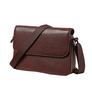 Tas Selempang Kulit Asli Pria dengan Ritsleting Warna Coklat - Product Image 2