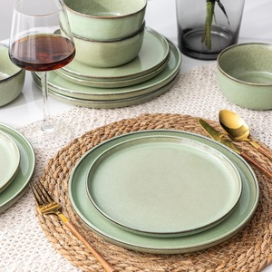 Ensemble d'assiettes en céramique vert sauge, finition mate douce, design rond minimaliste, vaisselle durable empilable pour des moments de repas modernes - Product Image 1