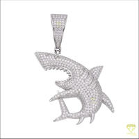Colgante de tiburón hecho a mano con diseño de animal marino y diamantes de moissanita VVS