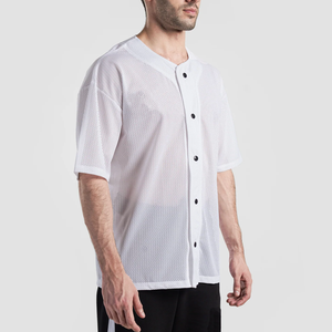 Nueva camiseta de béisbol ligera de malla, corte regular, manga corta, con botones al frente, fabricada en Pakistán. - Product Image 3