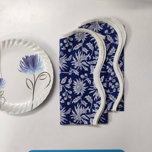 Juego de mantelería azul con diseño floral, cuatro servilletas y dos manteles de algodón acolchados con ribete ondulado, regalo para el Día del Padre, estampado floral a mano. - Product Image 2