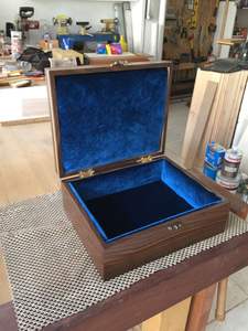 Élégante boîte de rangement double en velours royal avec accents de pompons, en métal durable, taille et couleur personnalisables pour l'organisation de bijoux - Product Image 2