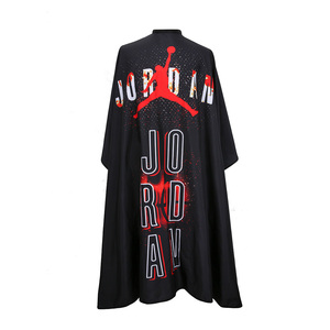Capa de Peluquería Jordan Negra con Logotipo Rojo y Texto Blanco, Característica Antiadherente al Cabello - Product Image 1