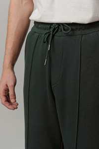 กางเกงจ็อกเกอร์ผู้ชายสีเขียวเข้มแบบจีบ มีเชือกผูกเอว สไตล์ลำลอง เนื้อผ้านุ่มสบาย รับผลิตแบบ OEM/ODM - Product Image 3