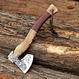 Hacha Vikinga de Acero al Carbono Forjada a Mano, Mango de Madera de Fresno Personalizado OEM, Hacha con Cuchilla Afilada y Funda de Cuero, Hacha para Camping y Bushcraft - Product Image 5
