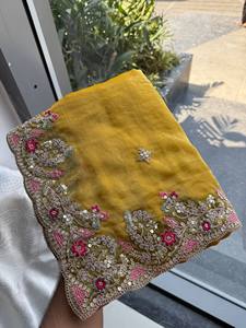 Sari en soie dorée NiMa Creations, broderie rose, tenue de mariage traditionnelle pour femmes, longueur au sol, coupe classique, séchage rapide, toutes saisons - Product Image 5