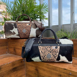 Sac de voyage polochon personnalisé OEM Design floral de style à carreaux en cuir véritable repoussé avec week-end extérieur personnalisable pour unisexe - Product Image 4