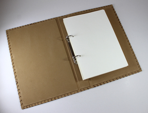 Carpeta de Archivo con Clip Manila de Cuero Camelon Exports con Símbolo de Mano Grabado en Relieve, Diseño Opaco Impreso con UV, Organizador de Archivos de 31x21cm - Product Image 3