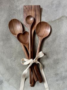 Ensemble de cuillères et spatules en bois Signature, finition mate, design minimaliste, durable pour le camping, ensemble de cuillères à salade de qualité - Product Image 4