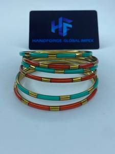Fabricant indien de bracelets tendance en résine et laiton plaqués or faits à la main, fournisseur en gros de qualité supérieure - Product Image 3