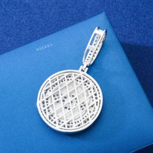 Pendentif Médaille Œil de Protection en Moissanite, Argent Sterling 925, Pendentif Œil Porte-Bonheur Sertie de Pierres, Œil de Bonne Fortune Sertie à la Main - Product Image 6