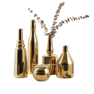 Vase en métal élégant fait à la main pour la décoration de jardin à la maison Conceptions intemporelles classiques pour le mariage de bureau de table Mariage floral personnalisé - Product Image 1