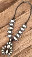 Collier artisanal en turquoise blanche motif fleur de squash, style bohème western, bijou statement pour cowgirl du sud-ouest