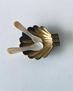 Cuillère à caviar en nacre de qualité supérieure pour restaurant, couverts de luxe pour la présentation de fruits de mer, idéale pour la restauration - Product Image 1