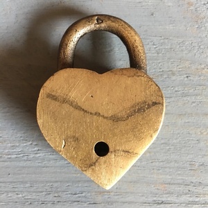 Candado de Corazón de Latón Premium con Acabado Antiguo y Dos Llaves, Regalo Romántico para Aniversario de Bodas - Product Image 5
