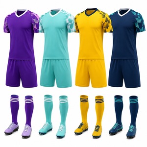 Tenue de football personnalisée pour l'entraînement et les matchs, vêtements de sport légers, durables et respirants en tissu polyester pour hommes adultes - Product Image 1