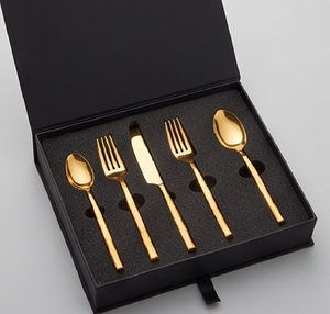 Juego de cubiertos dorados de 5 piezas, diseño moderno, mango martillado, apto para lavavajillas, para uso en la mesa de comedor. - Product Image 6