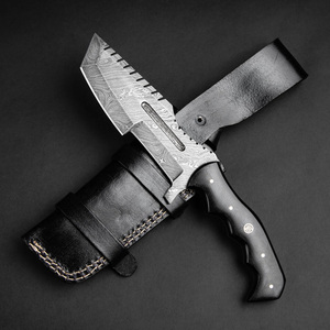 Couteau de chasse en acier Damas à lame partiellement dentelée, manche noir, couteau de camping d'extérieur avec étui en cuir - Product Image 1