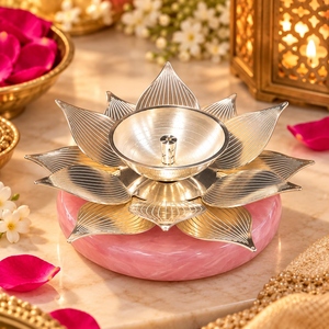 Eleganter Messing-Lotus-Teelichthalter & Tischdekoration für Pooja Diwali Hochzeit Einweihungsfeier & Festliche Geschenke - Product Image 2
