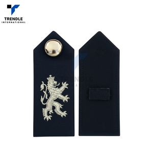 Parches Personalizados Internacionales Trendle al por Mayor |   Tela de Fieltro No Tejida con Diseño de Trenza Dorada Bordada a Mano en 3D y Clip de Botón Metálico - Product Image 2