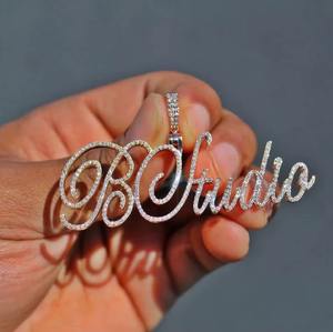 Colgante Personalizado para Hombre con Moissanita Natural de 1.50CT, Plata 925 Chapada en Oro de Dos Tonos con Nombre en Letras para Fiestas - Product Image 2