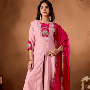 ชุดอานาร์กาลีผ้าไหมโรมันพรีเมียมพร้อมผ้าคลุมไหล่ปักลายหนัก – เสื้อผ้าชาติพันธุ์สไตล์บูติกสำหรับผู้ซื้อระดับโลก - Product Image 1