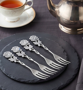 Ensemble de fourchettes en métal au design élégant en forme de rose, finition mate, résistantes à la rouille, idéales pour les mariages et la restauration. - Product Image 3