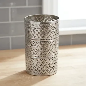 Bougie cylindrique en métal avec motif étoile découpé pour la décoration de la maison - Product Image 1