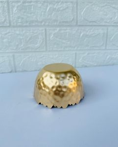Cuenco de metal dorado de lujo con borde festoneado y acabado texturizado para uso decorativo - Product Image 2