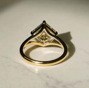 Anillo de Compromiso, Boda o Aniversario de Lujo con Moissanita Corte Asscher de 4 Quilates, Plata 925, Solitario de Tallo Dividido - Product Image 3