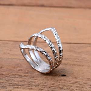 แหวนเงินรูปตัววีปรับขนาดได้ ดีไซน์หรูหราแกะสลักลายดอกไม้ วงแหวนสามชั้น ช่วยพยุงนิ้ว เหมาะสำหรับงานแต่งงานและงานปาร์ตี้ - Product Image 4