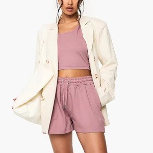 Ensemble 2 pièces sur mesure pour femme en 100 % coton, coupe classique, écologique, respirant, avec tee-shirt à boutons en dentelle et short, logo imprimé en relief, 180 g/m² - Product Image 4