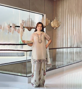 Conjunto de Kurta Dhoti Midi de Seda Étnica India y Pakistaní de Diseñador, Novedad de Gran Venta, con Bordado y Lentejuelas, Top y Dupatta para Fiesta - Product Image 1