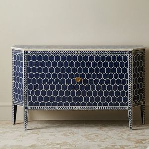 Aparador Rústico Moderno de Madera Maciza con Incrustaciones de Hueso, Mueble de Almacenamiento con Patrón Hexagonal Azul Marino, Mesa Consola para Sala de Estar - Product Image 1