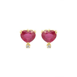 Boucles d'oreilles clous en or jaune massif 14 carats avec rubis naturel en forme de cœur et accent de diamants sertis à griffes, collection Memoria Jewels, vente en gros - Product Image 1