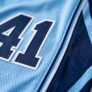 Ensemble d'uniformes de basketball bleu ciel personnalisés avec panneaux latéraux gris, maillot sans manches et short – Vêtements de sport en gros pour équipes – Fabricant - Product Image 6