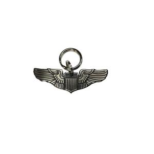 Construcción metálica de calidad premium. Diseño detallado de escudo con alas. Ideal para llaves, bolsos o regalos. - Product Image 1