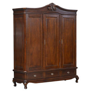 Cette magnifique armoire Amarta à trois niveaux est fabriquée en bois de mahogany massif de couleur marron pour une utilisation dans la chambre. - Product Image 2
