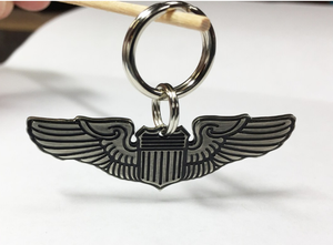 Construcción metálica de calidad premium. Diseño detallado de escudo con alas. Ideal para llaves, bolsos o regalos. - Product Image 4