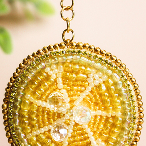 Llavero con Cuentas de Cristal Brillantes en Forma de Rodaja de Limón, Ecológico, Impermeable, Duradero, Bonito Adorno para Bolsos, Carteras y Regalos - Product Image 4