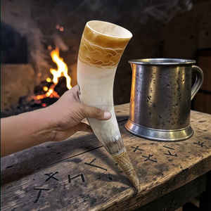 Corne à boire élégante sur le thème des Vikings, sculptée à la main, corne de bœuf authentique, au meilleur prix - Product Image 5