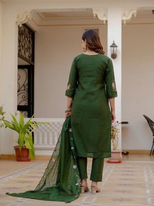 Elegante Conjunto de Kurti de Viscosa y Seda Mango para Mujer con Bordado de Lentejuelas y Dupatta de Seda Maslin |   Fabricante de Ropa B2B - Product Image 6