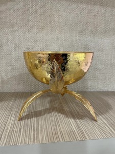 Hermoso tazón decorativo con diseño martillado en oro, ideal para frutos secos, dulces, exhibición en mesa de comedor y servicio en fiestas, procedente de la India. - Product Image 4