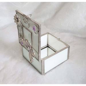 Belle boîte à bijoux carrée en verre avec cadre en métal argenté et couvercle à charnière, ornée d'un motif de papillon en émail peint à la main - Product Image 3