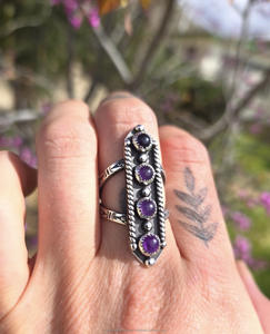 Anillo de plata de amatista hecho a mano con 4 piedras diseño de inspiración occidental vintage Boho chic joyería de plata de ley artesanal - Product Image 2