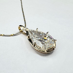 จี้เพชรทรงลูกแพร์ 8.00 กะรัต ทองคำขาว 18K เพชรเพาะเลี้ยงในห้องปฏิบัติการ รับรองโดย IGI แบบโซลิแทร์ ไม่มีสร้อย - Product Image 2