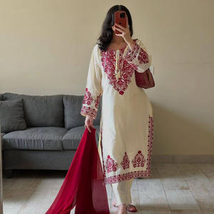 Elegante Conjunto de Kurta de Seda Romana Étnica con Bordado Intenso y Dupatta de Encaje - Product Image 1